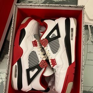 Jordan 4 fire red size 10.5